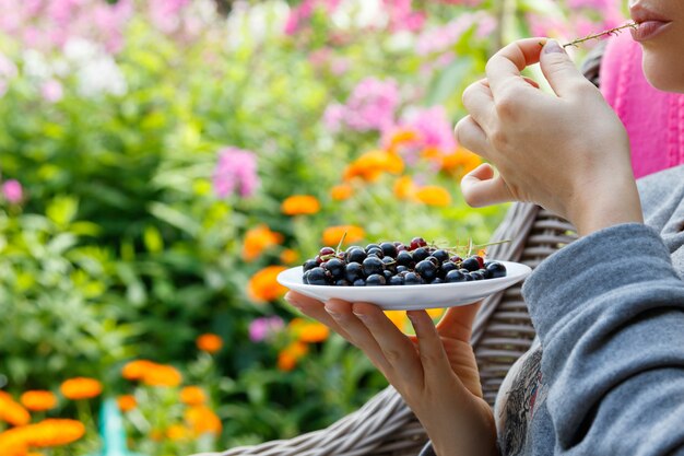 Femme mange du cassis