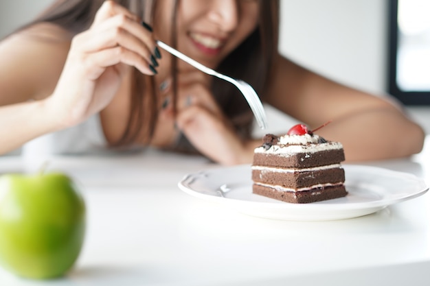 Femme mange gâteau