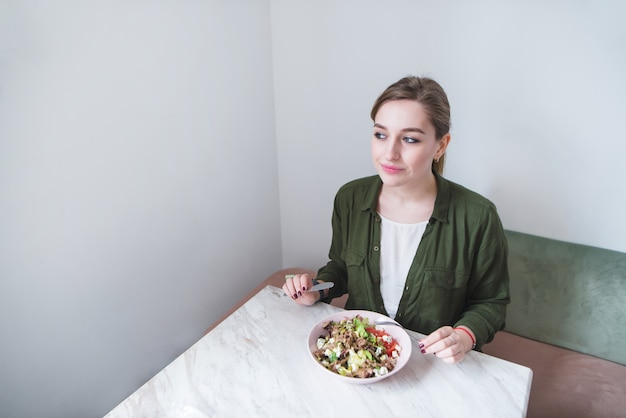 . femme mange des repas sains pour le déjeuner au restaurant léger