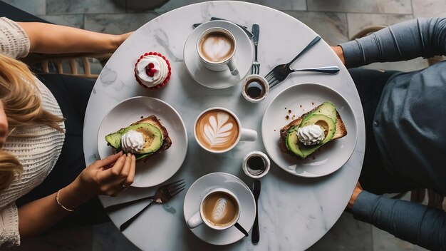 Photo une femme mange son délicieux brunch dans un café hipster. vue du haut de la table en marbre.