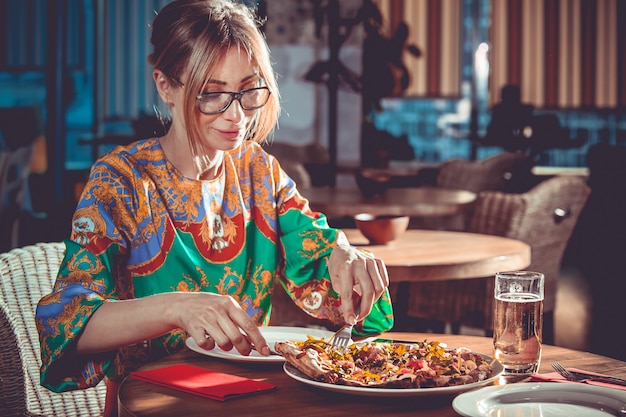 Femme mangeant au restaurant