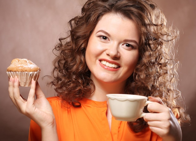 Femme mangeant des biscuits et buvant du café