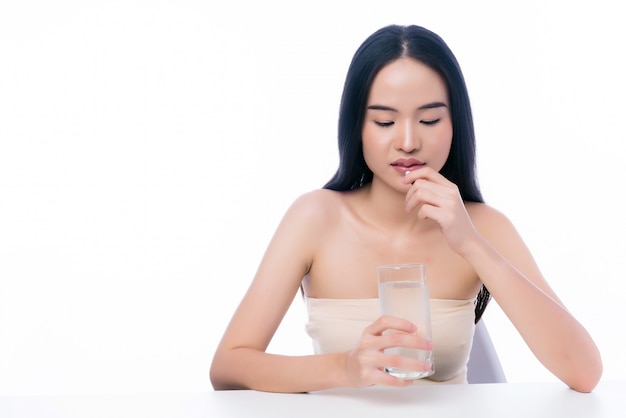 Femme mangeant de la drogue sur blanc