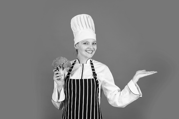 Femme mangeant du brocoli Transformez le brocoli en ingrédient préféré Brocoli de service de restaurant et d'hôtel