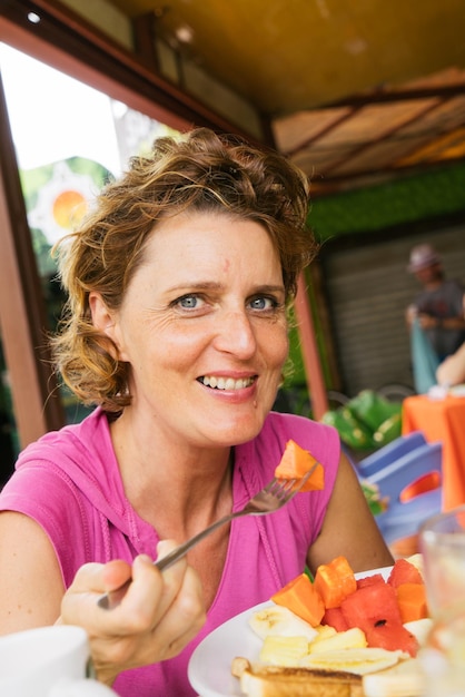 Femme mangeant des fruits