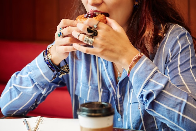 Femme mangeant une pâtisserie sucrée