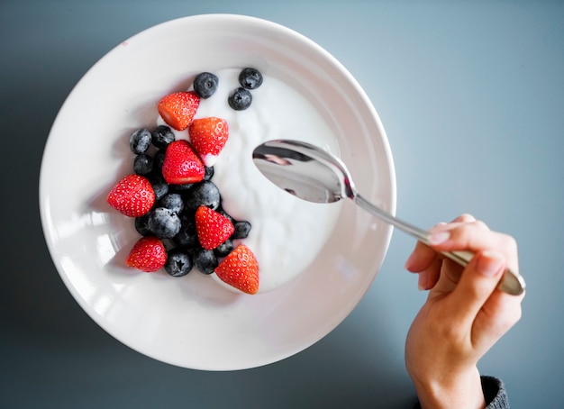 Femme mangeant un petit déjeuner sain