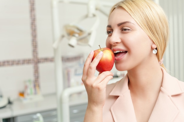 Femme mangeant une pomme