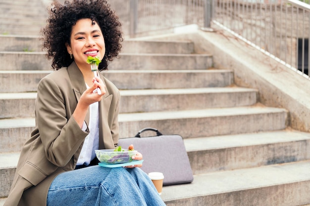 Photo femme mangeant une salade pendant une pause du travail