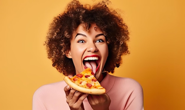 Photo une femme mangeant une tranche de pizza avec la bouche ouverte.