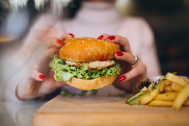 Photo femme, manger, burger