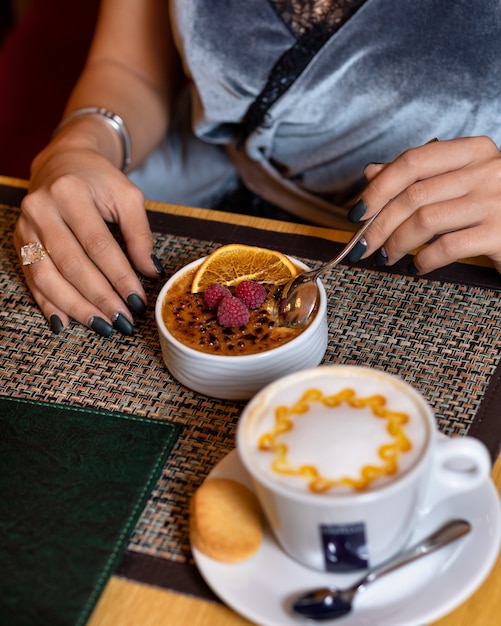 Femme, manger, framboise, dessert, à, café latte