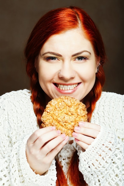 Femme, manger, a, gâteau