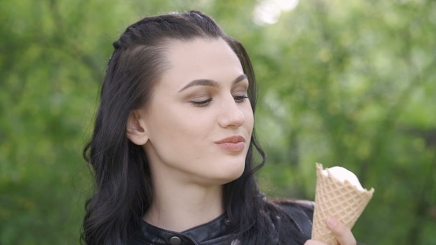 Femme, manger, glace, dans parc