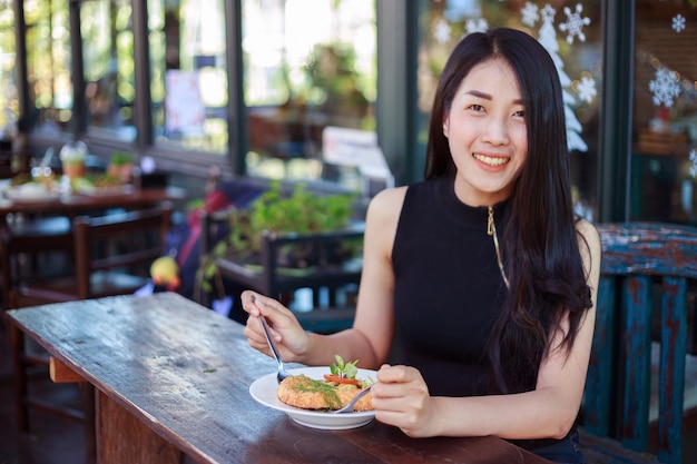 femme, manger, nourriture, restaurant