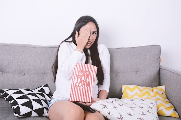 Femme, manger, pop-corn, et, regarder des films.