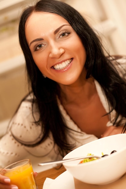 Femme, manger, salade, maison