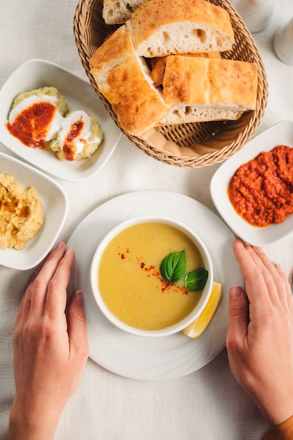 Femme, manger, traditionnel, Cappadocia, nourriture, lentille, soupe