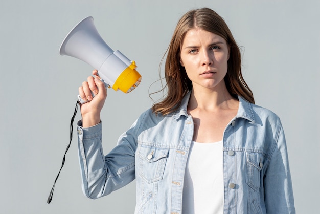 Photo femme manifestant pour la paix avec mégaphone