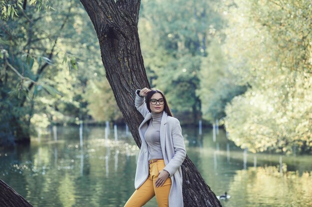 Femme en manteau d'automne en plein air