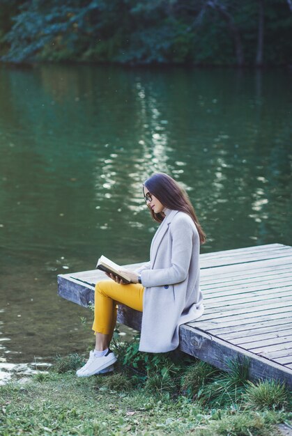 Femme, manteau, lecture livre