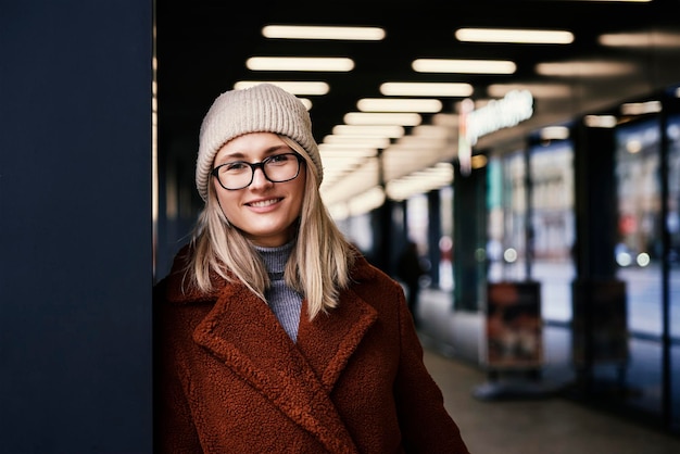 Femme en manteau promenades à city street