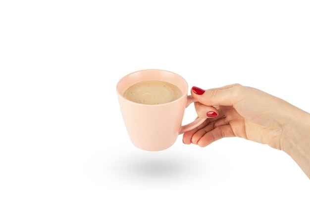 Femme avec manucure rouge tenant une tasse de café isolée sur fond blanc avec un tracé de détourage