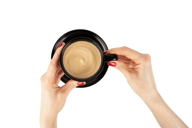 Femme avec manucure rouge tenant une tasse de café noir isolé sur fond blanc avec un tracé de détourage