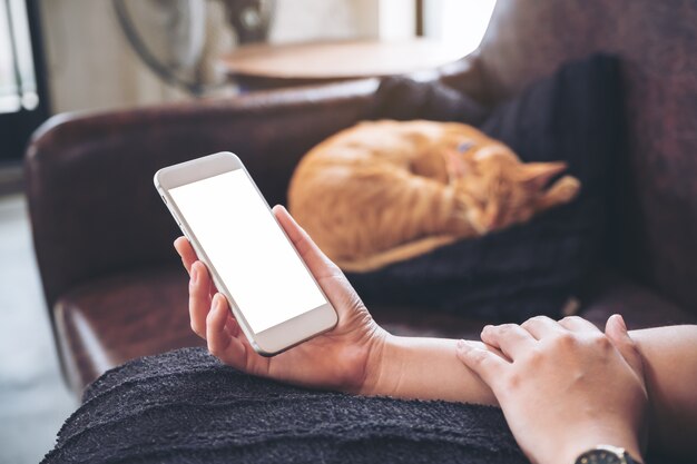 Femme avec maquette de téléphone intelligent et un chat