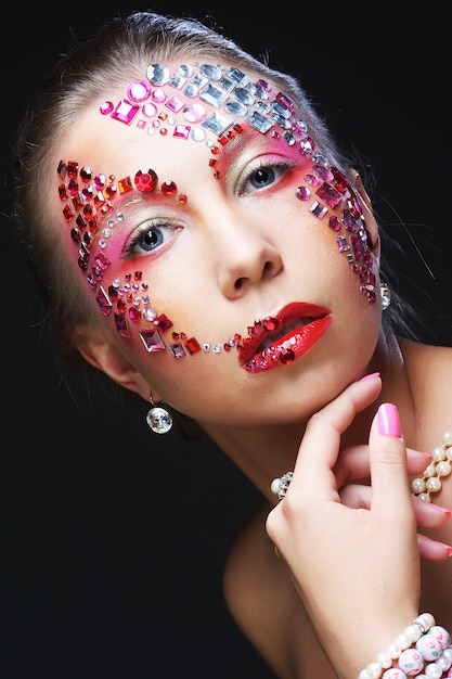 Femme avec maquillage artistique. Image de luxe.