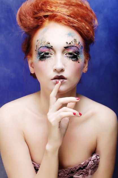 Femme avec maquillage artistique