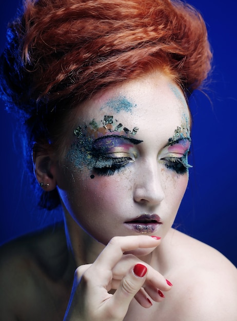 Femme avec maquillage artistique