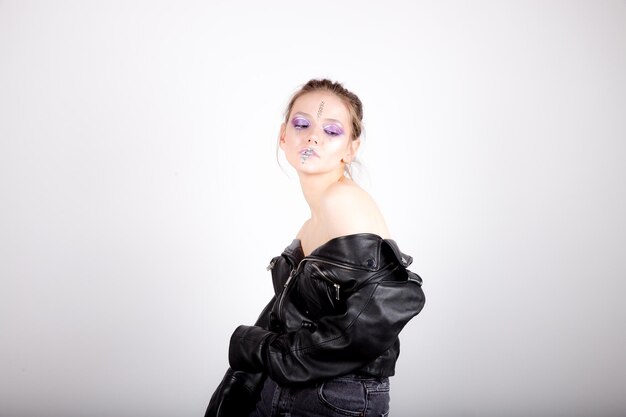 Femme avec maquillage créatif sur blanc