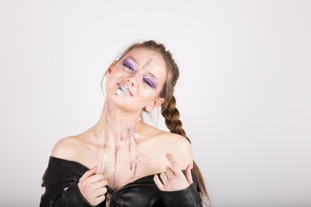 Femme avec maquillage créatif et fleurs dans la bouche