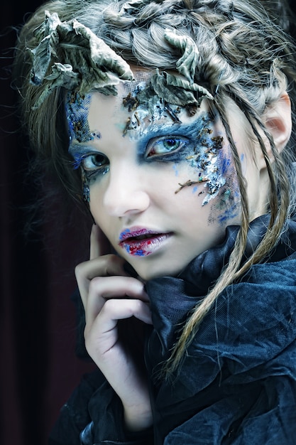 Photo femme avec maquillage créatif. thème d'halloween.