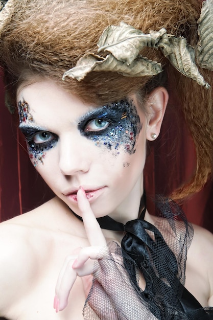 Femme avec maquillage créatif thème Halloween