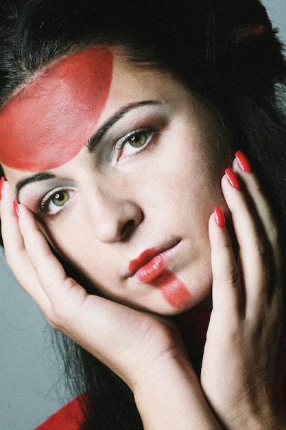 Femme avec maquillage créatif