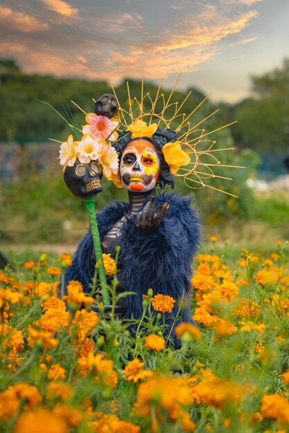 Femme avec un maquillage d'Halloween de crâne mexicain sur un fond sombre Jour des morts aka Dia de los Muertos