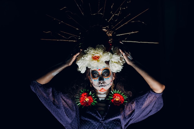 Femme avec le maquillage d'halloween crâne mexicain sur son visage. Jour des morts et halloween