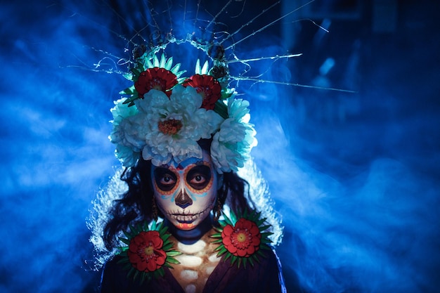 Femme avec le maquillage halloween crâne mexicain sur son visage Jour des morts et halloween