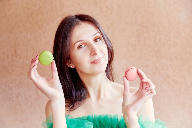 Femme avec maquillage lumineux et portrait de macarons français colorés Concept de la Journée nationale du macaron Photographie d'été vibrante