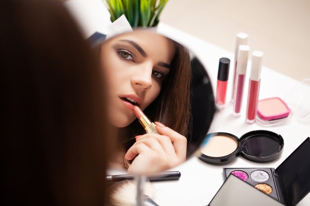 Femme, maquillage, maison, devant, miroir, chambre à coucher