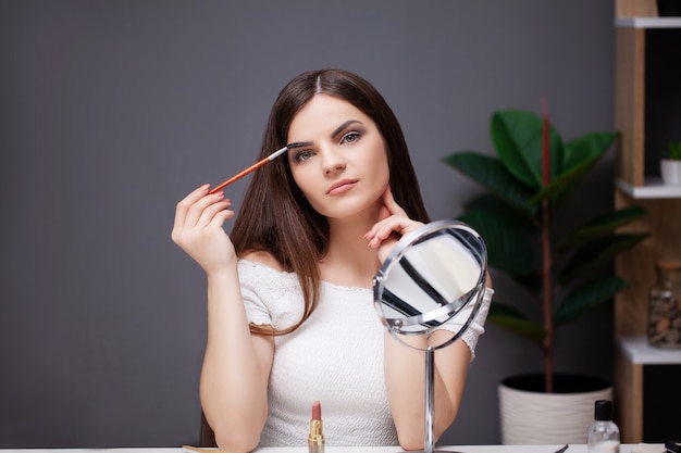 femme, maquillage, maison, devant, miroir