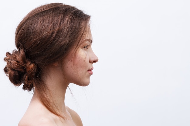 Femme, maquillage naturel, coiffure