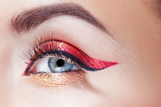 Femme avec maquillage pour les yeux lumineux et lèvres vertes