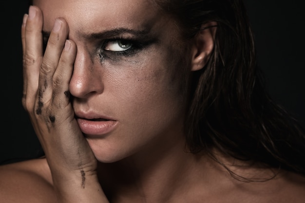 Femme avec un maquillage sale