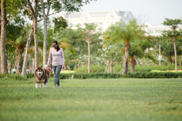 Femme marchant avec chien