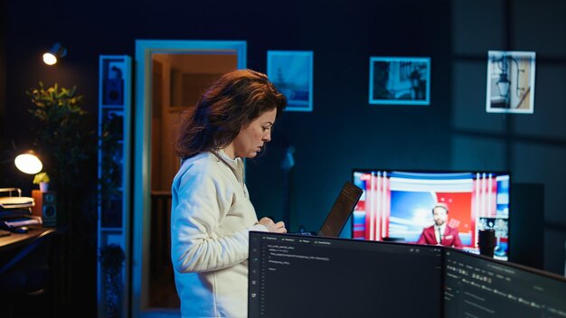 Femme marchant dans un appartement concevant et développant des applications logicielles