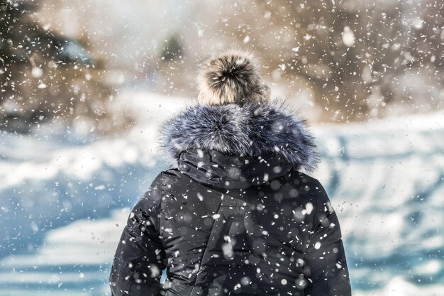 Femme marchant dans le blizzard