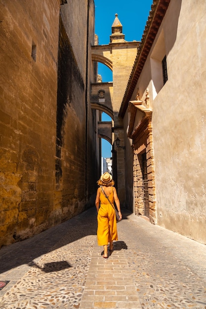 Une femme marchant dans le centre historique d'Arcos de la Frontera à Cadix Andalousie